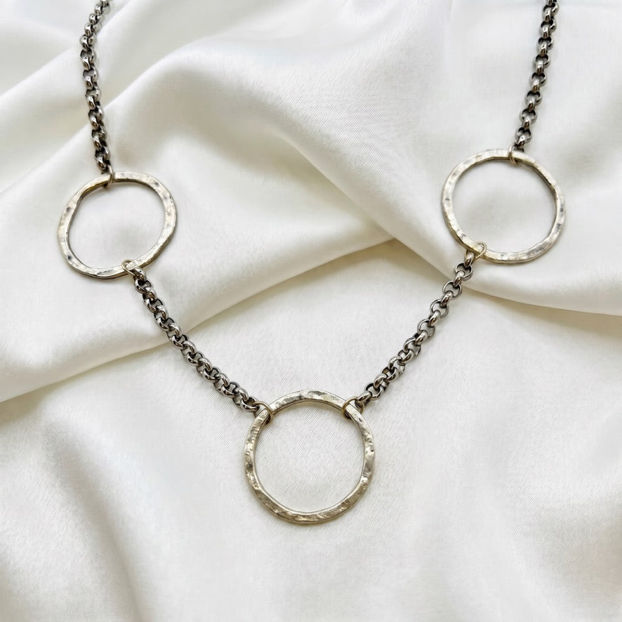 CHUNKY 3 CIRCLE SILVER NECKLACE