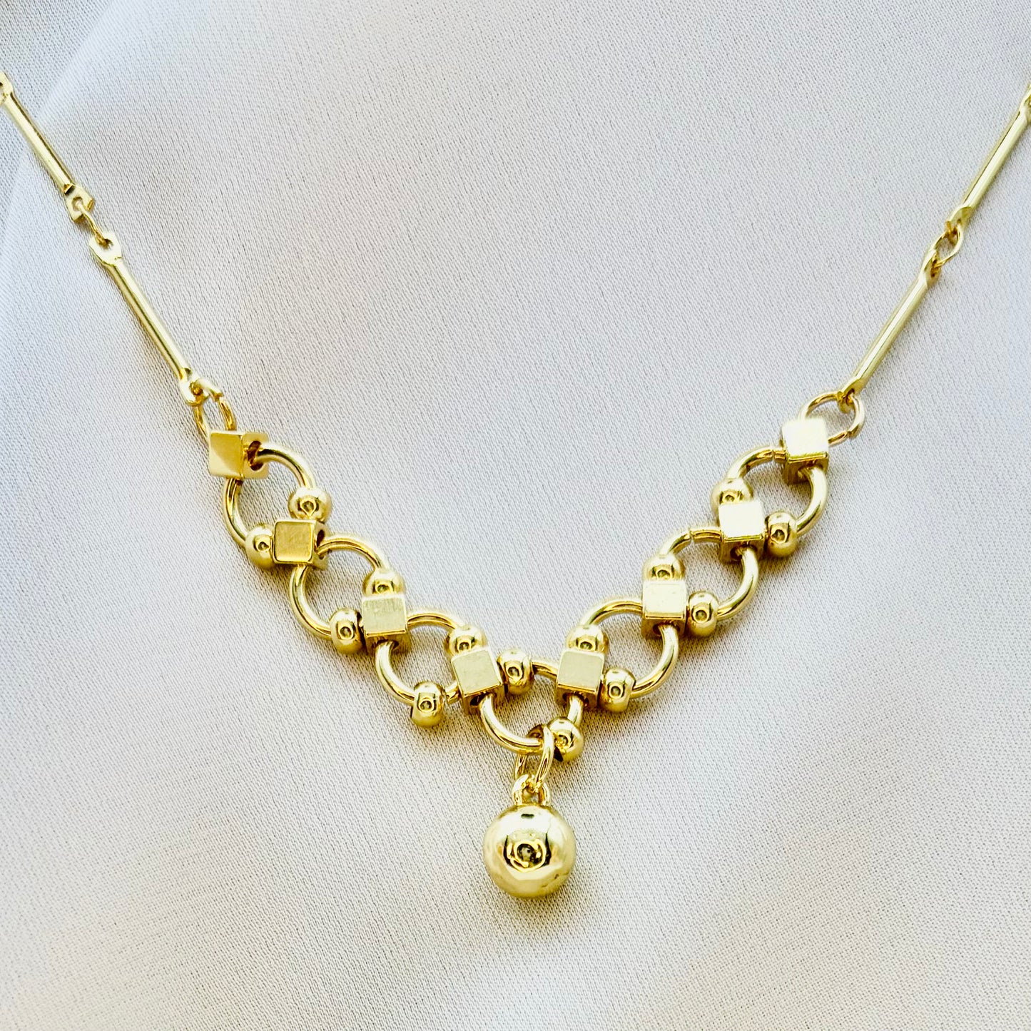 CRISS CROSS CIRCLES NECKLACE