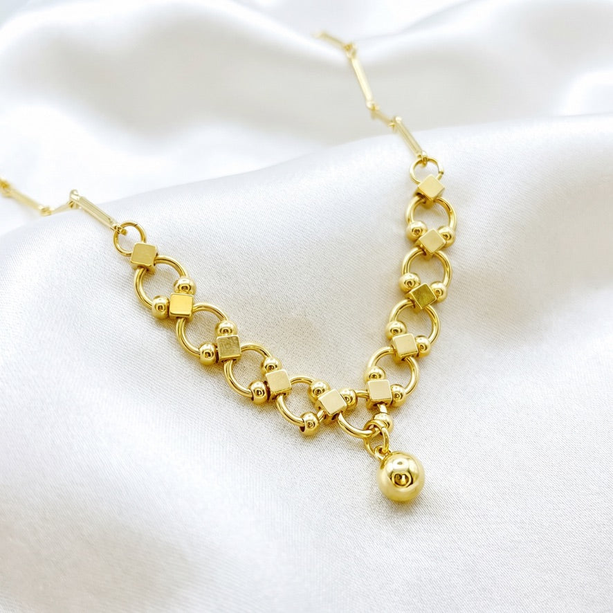 CRISS CROSS CIRCLES NECKLACE