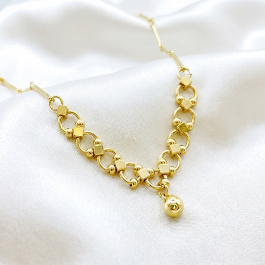 CRISS CROSS CIRCLES NECKLACE